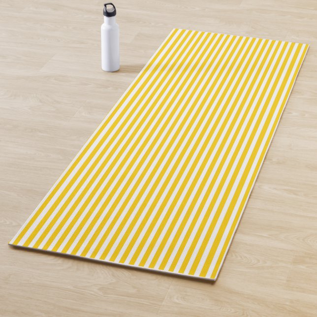 Tapis de yoga rayé jaune et blanc pour votre flux! (En situation)