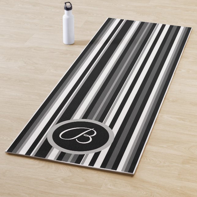 Tapis de yoga rayé noir avec monogramme (En situation)