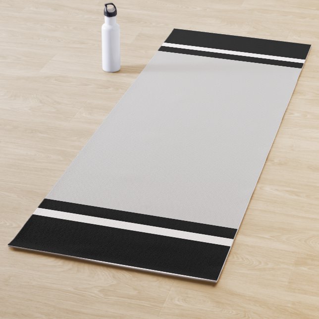 Tapis De Yoga Rayé noir et blanc sur gris argent clair (En situation)