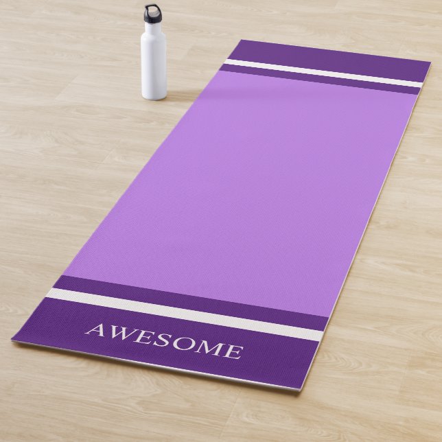 Tapis De Yoga Rayé royal pourpre et blanc sur violet clair (En situation)