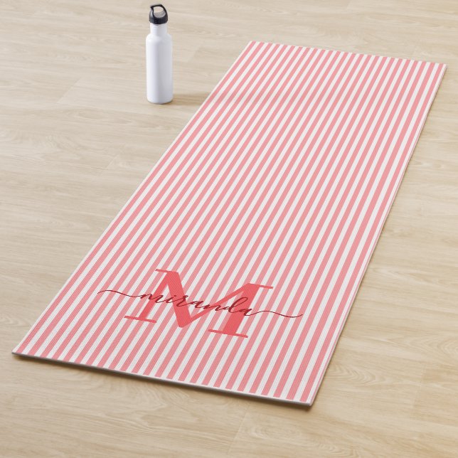 Tapis De Yoga Rays Rouges & Blancs Monogramme Nom (En situation)