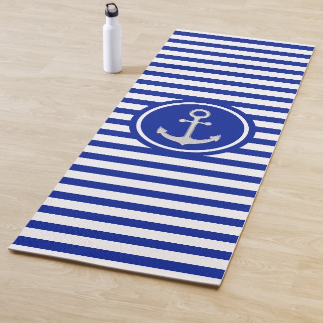 Tapis De Yoga Rayures bleues et blanches et ancre gris argent (En situation)