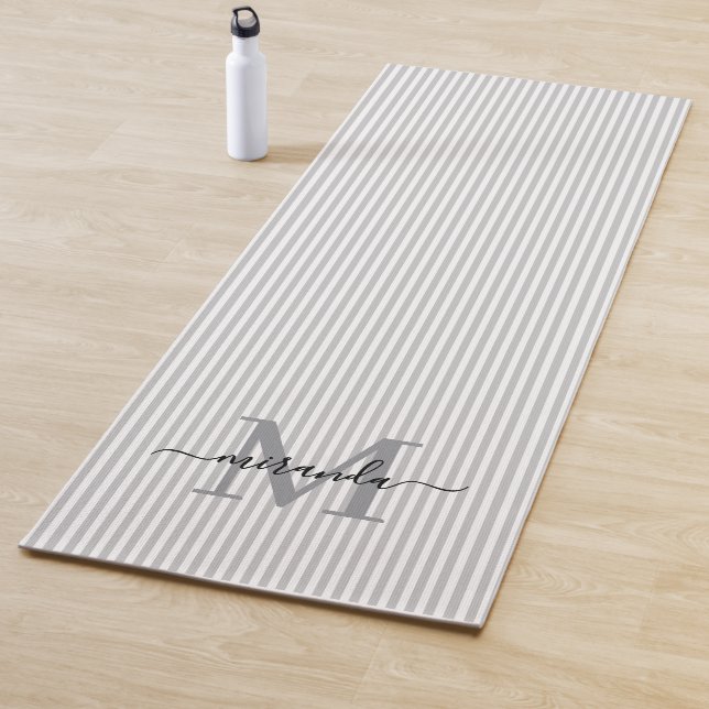 Tapis De Yoga Rayures grises et blanches Monogramme Nom (En situation)