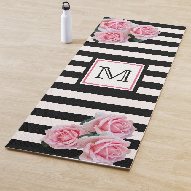 Tapis De Yoga Rayures noir blanc fleurs roses monogramme (En situation)