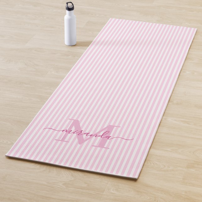 Tapis De Yoga Rayures rose et blanc avec monogramme (En situation)