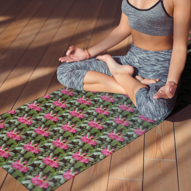 Tapis De Yoga Rhododendrons rouge motif floral (In Situ (Person on Mat))