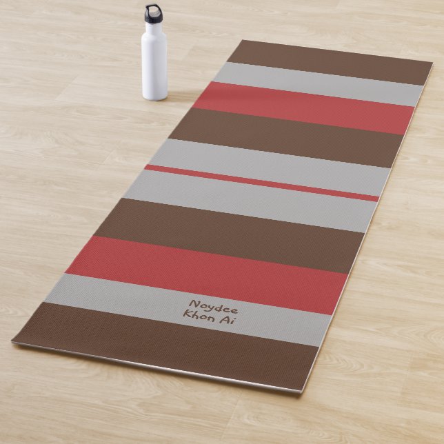 Tapis De Yoga Rhythm Stripes Horizontal Lines Gray Red Brown (En situation)