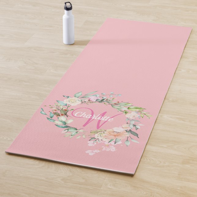Tapis De Yoga Rose élégante de monogramme de script rose floral  (En situation)