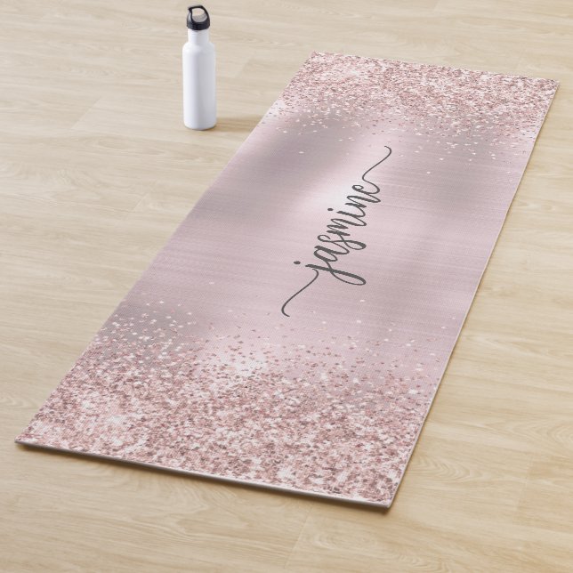 Tapis De Yoga Rose Gold Pailleté Blush Métallisé Monogramme Scri (En situation)