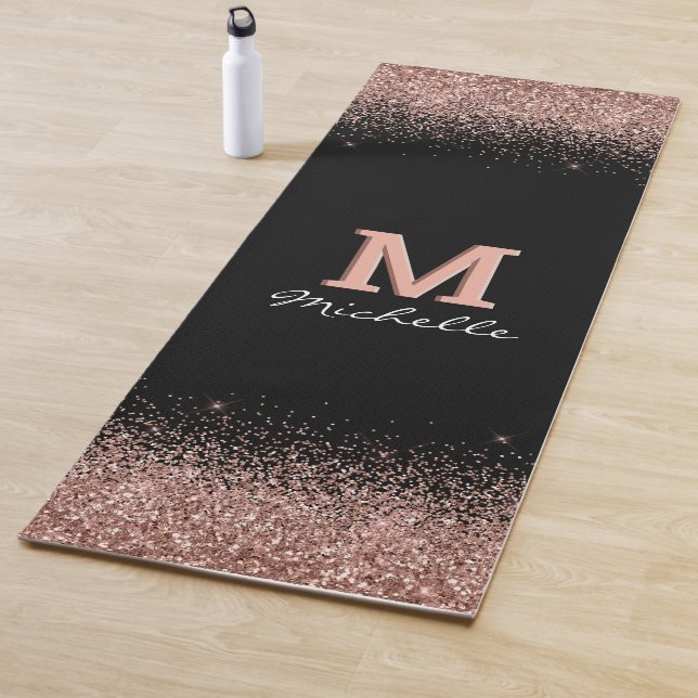 Tapis De Yoga Rose noir Parties scintillant or Monogramme (En situation)