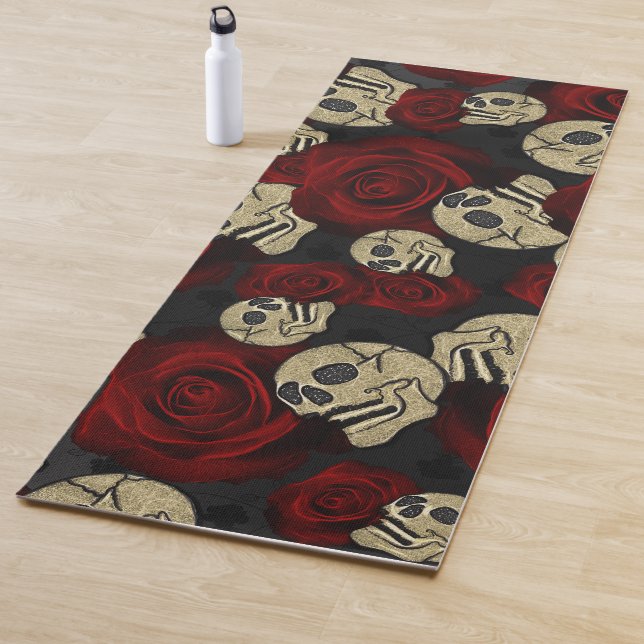 Tapis De Yoga Roses rouges et crânes gris noir floral gothique (En situation)