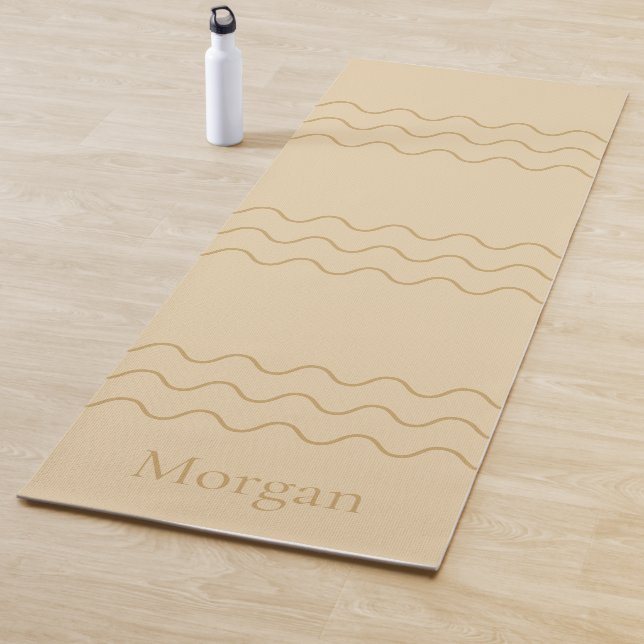 Tapis De Yoga Sable Beige Lignes Ondulées Modernes Avec Nom Pers (En situation)