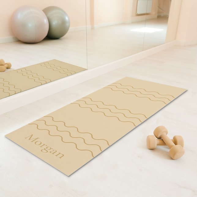 Tapis De Yoga Sandy Beige Modern Wavy Lines With Custom Name (Disclaimer: This image is a digital mockup.)