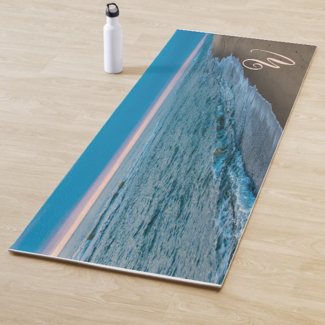 Tapis De Yoga Scènes de plage océanique Monogramme Initial (En situation)