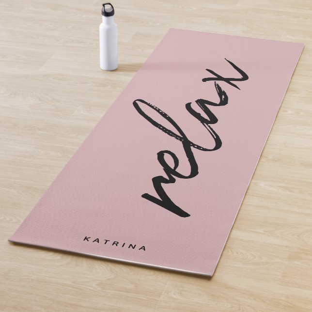 Tapis De Yoga Script chic "Relax" rose pâle (En situation)