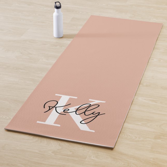 Tapis De Yoga Script de monogramme rose vierge moderne (En situation)