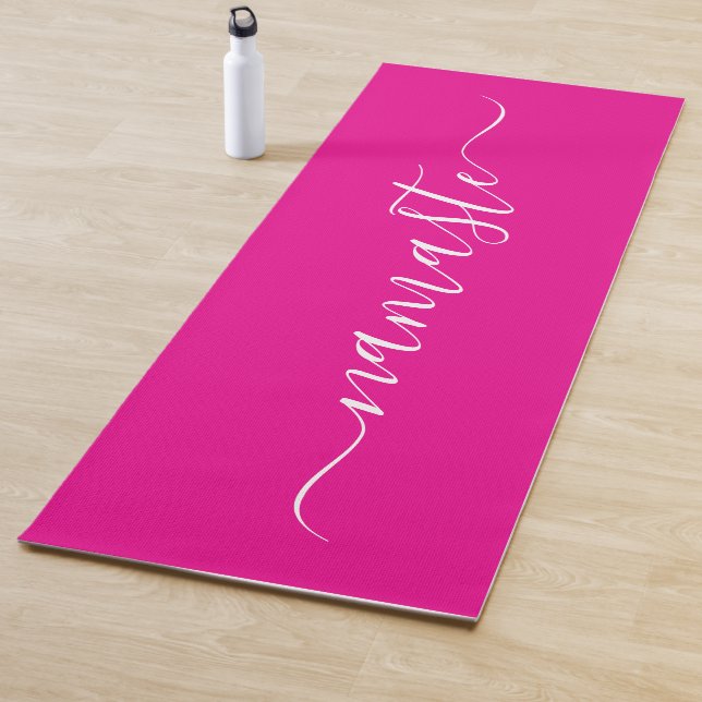 Tapis De Yoga Script élégant rose et blanc chaud Namaste (En situation)
