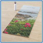 Tapis De Yoga Serene Garden View Ocean Cove Nom<br><div class="desc">Quel tapis de yoga unique — une belle vue sur un jardin d'une crique d'océan, avec une texture de toile, prise à Ogunquit, Maine. Ajoutez simplement le nom - - pour vous-même ou comme un cadeau très spécial. Pour toute question de conception, envoyez un courriel à charmdesignstudio@rcn.com et nous serons...</div>