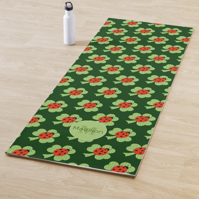 Tapis De Yoga Shamrock Pois Ladybug motif Monogramme (En situation)