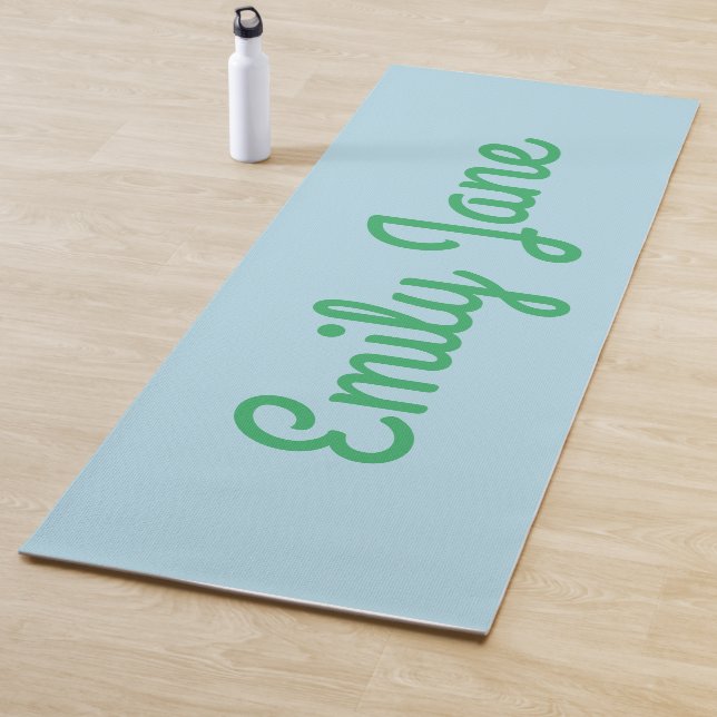 Tapis De Yoga Simple Cute bleu vert Script Nom personnalisé (En situation)