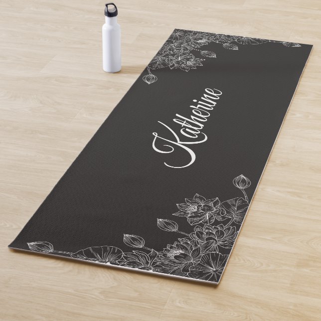 Tapis De Yoga Simple Moderne Floral Script Nom Gris Lotus  (En situation)