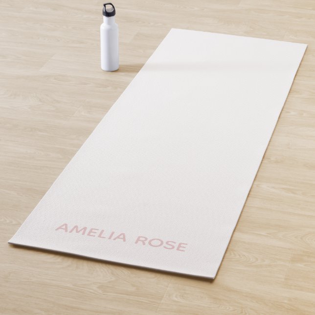 Tapis De Yoga Simple Personnalisé rose doux sur blanc (En situation)
