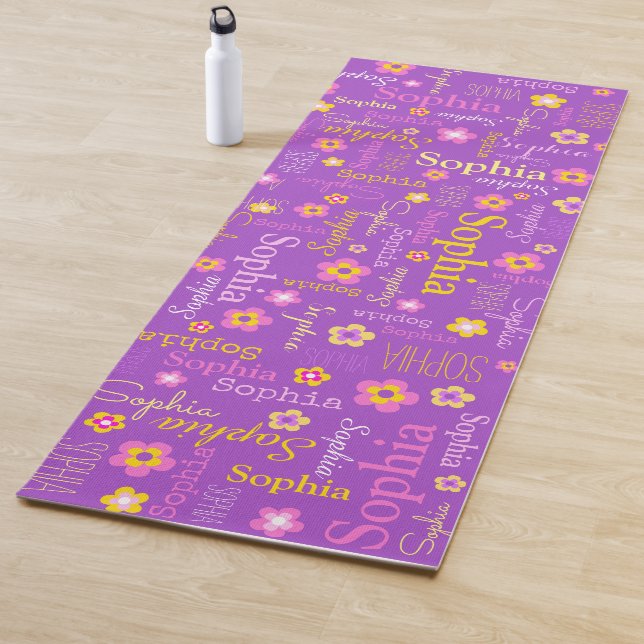 Tapis De Yoga Sophia fleurs nom typographique violet (En situation)