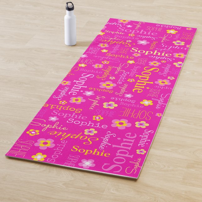 Tapis De Yoga Sophie fleurs nom yoga mat typographique rose (En situation)