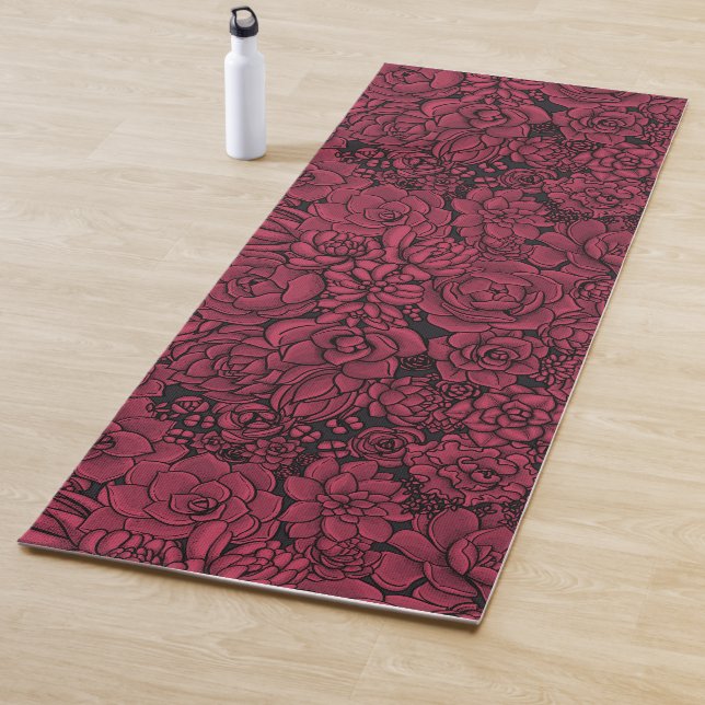 Tapis De Yoga Succulents à Viva Magenta- Couleur de l'année 2023 (En situation)