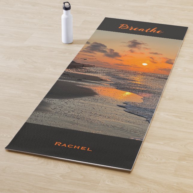 Tapis De Yoga Sunrise sur la côte du Texas, personnalisée (En situation)