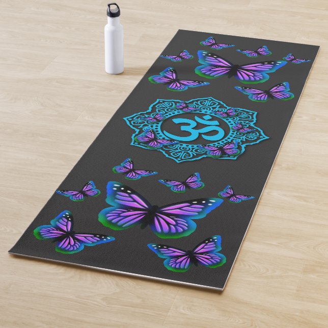 Tapis De Yoga Symbole ohm des papillons violets élégants (En situation)