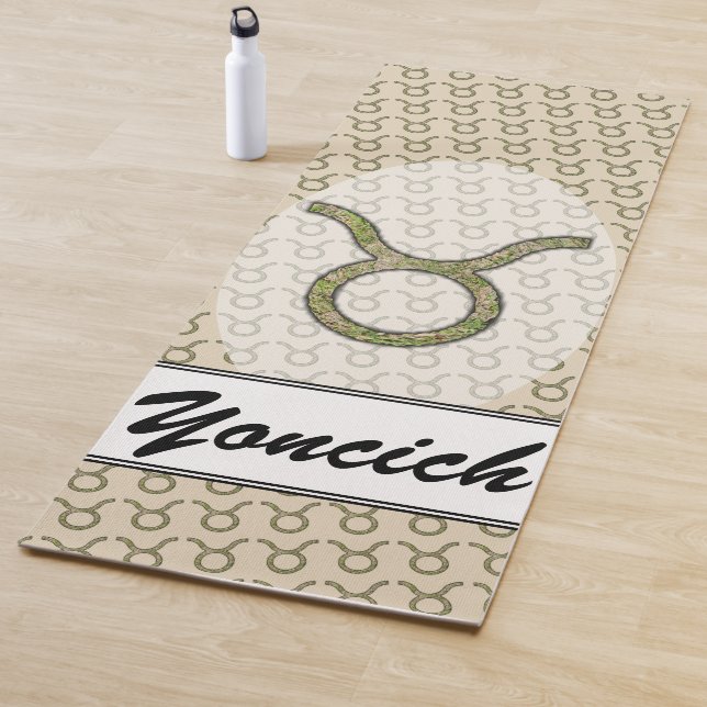 Tapis De Yoga Symbole Taurus Zodiac Élément par Kenneth Yoncich (En situation)