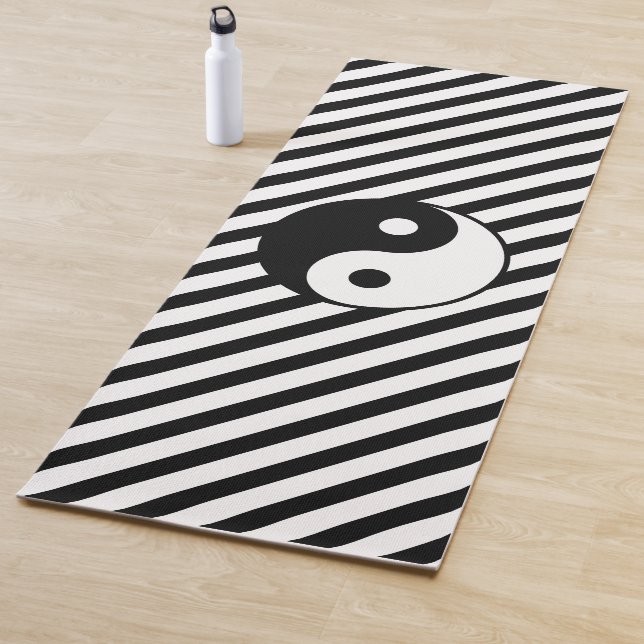 Tapis De Yoga Symbole Yin Yang et rayures noir et blanc (En situation)