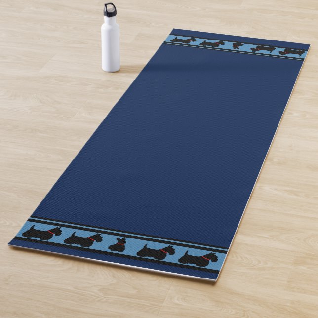 Tapis De Yoga Térrier écossais/collier rouge/bordure bleue (En situation)