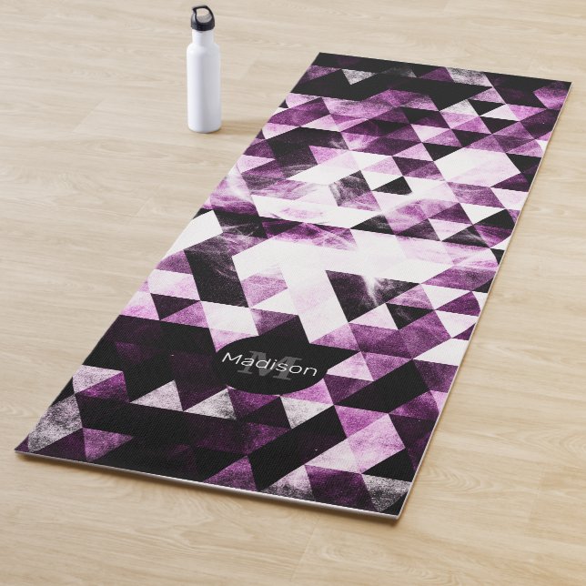 Tapis De Yoga Triangle Géométrique Vibrant rose Smoky Monogramme (En situation)