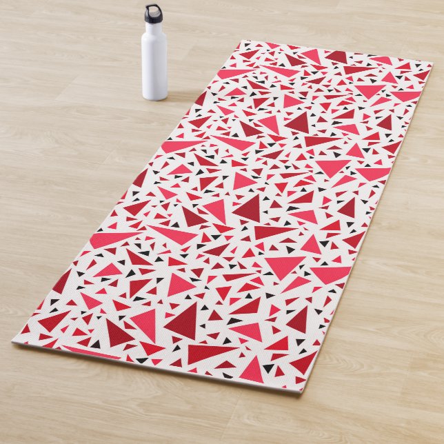 Tapis De Yoga triangles rouges pourpre sur arrière - plan rétro  (En situation)