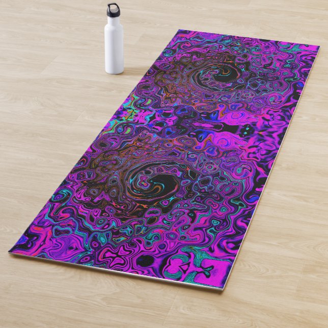 Tapis De Yoga Trippy Black et Magenta Retro Liquid Swirl (En situation)