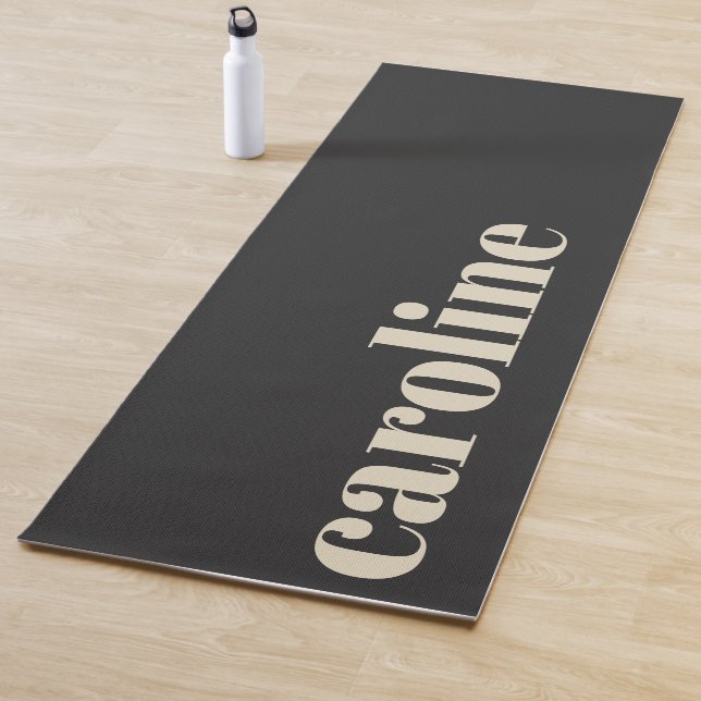 Tapis De Yoga Typographie moderne en gras Nom de monogramme noir (En situation)
