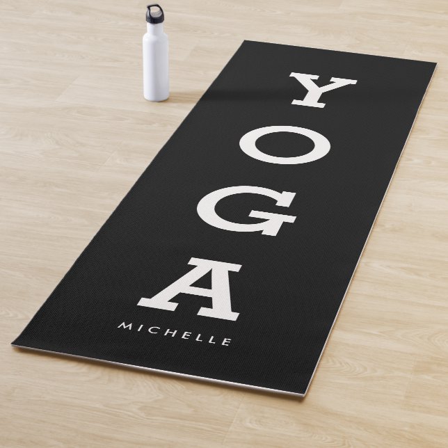 Tapis De Yoga Typographie moderne en noir et blanc personnalisée (En situation)