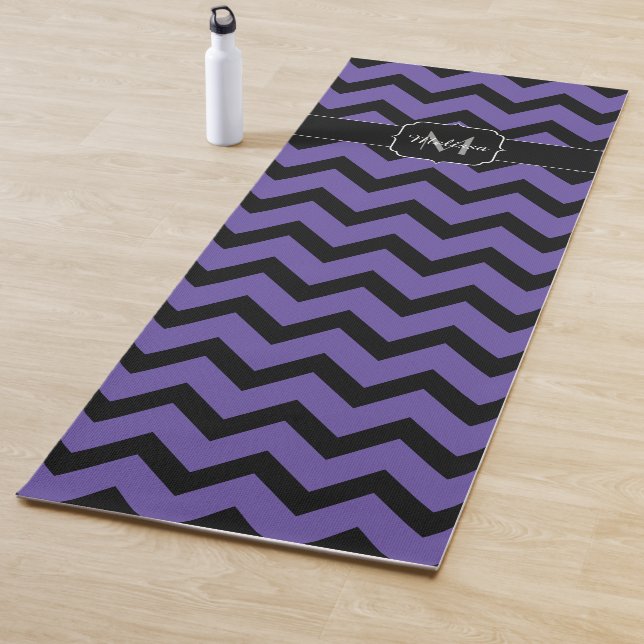 Tapis De Yoga Ultra violet violet noir Chevron motif Monogramme (En situation)