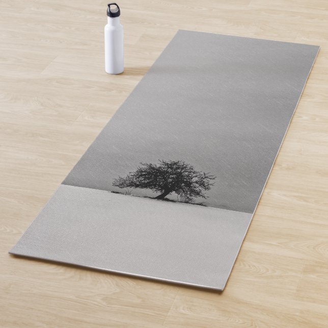 Tapis De Yoga Un arbre solitaire en noir et blanc (En situation)
