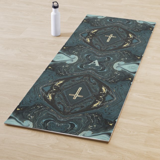 Tapis De Yoga Unique Dark Green & Gold Christian Holy Cross (En situation)