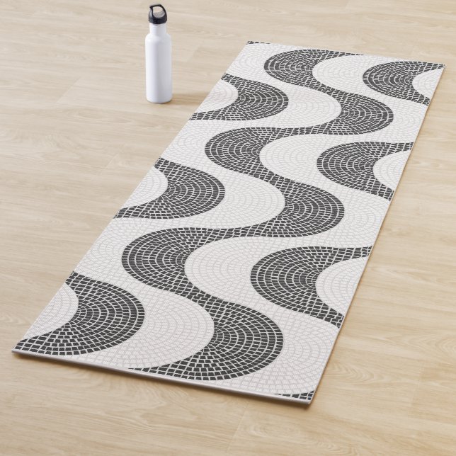 Tapis De Yoga vagues noires et blanches en pavé portugais (En situation)