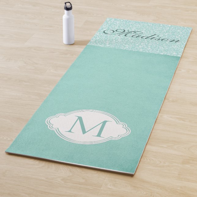 Tapis De Yoga Vert blanc floral Pastel tendance Monogramme (En situation)