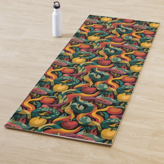 Tapis De Yoga Vibrant Seamless Pattern with Snakes and Apples (En situation)