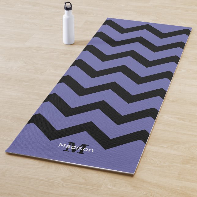 Tapis De Yoga violet noir Chevron motif Monogramme (En situation)