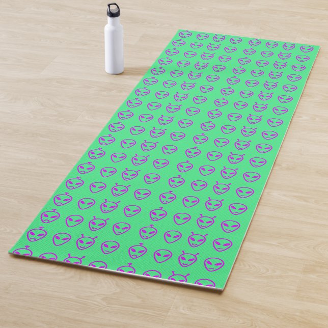 Tapis De Yoga Visages Aliens roses (En situation)