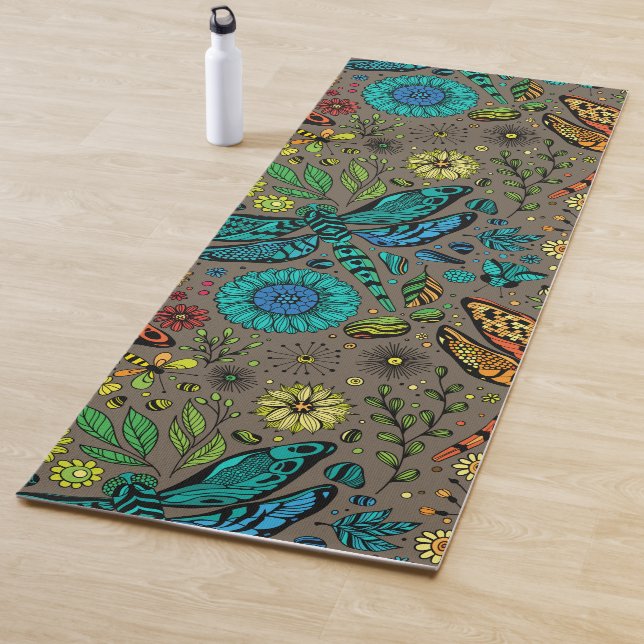 Tapis De Yoga Voler, libellule de mouche sur brun (En situation)