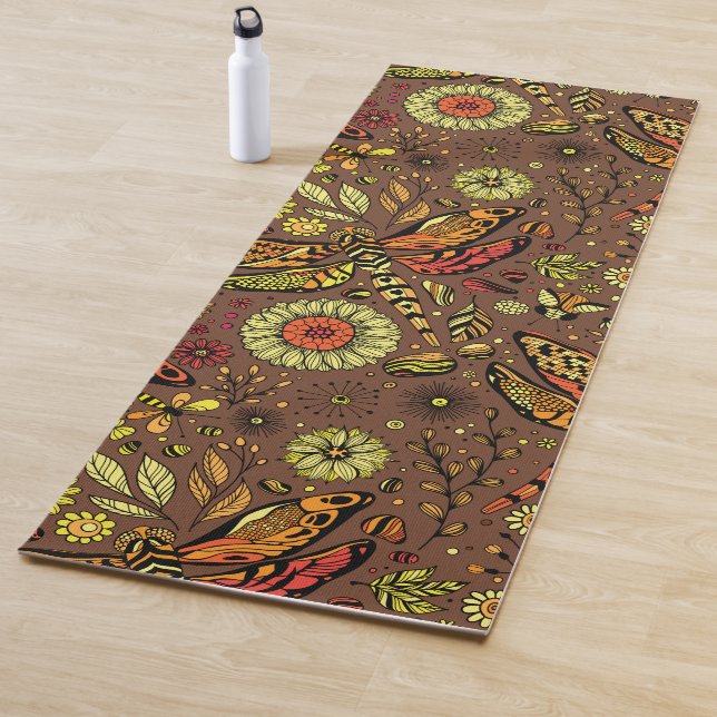 Tapis De Yoga Voler, voler libellule sur la cannelle brun (En situation)