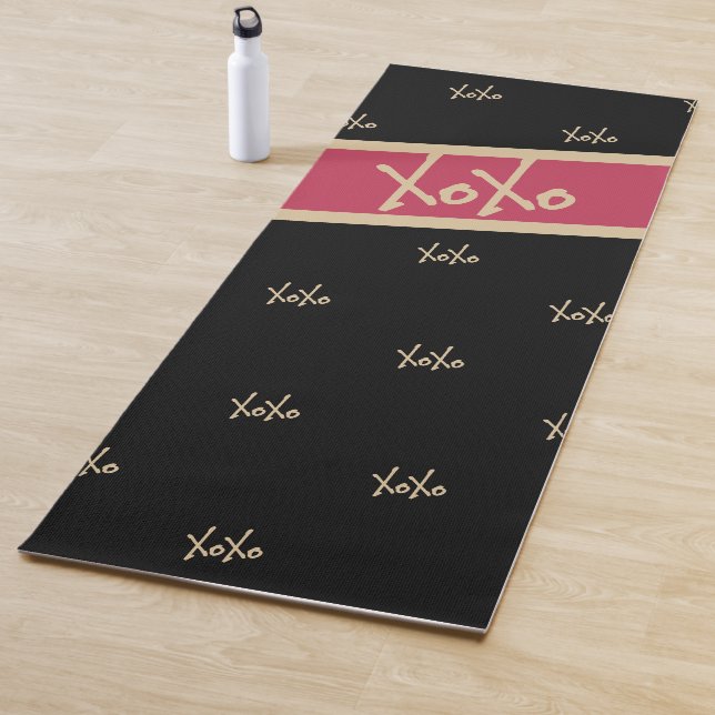 Tapis De Yoga XOXO Black Hot Rose Gold Typographie mignonne (En situation)